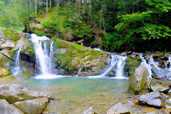 Сколівські бескиди: канатка, водоспад, скелі